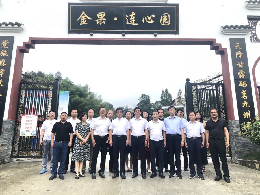 考察团合影留念